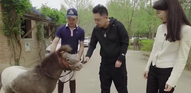 德云社隐形富豪，郭德纲50亿资产不算啥，孙越一把扇子暴露财力！