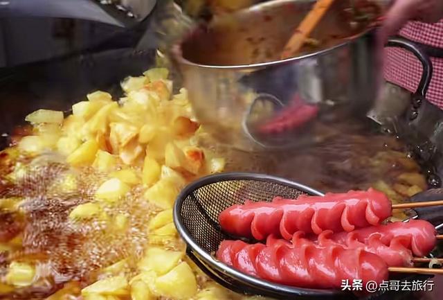 成都彭州被低估的场镇，3公里银杏长廊超级壮观，公交车直达！