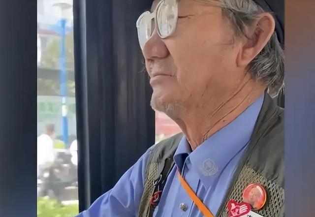 昆明某男子假扮交警35年，每天在街头骂骂咧咧，却被全城点赞！