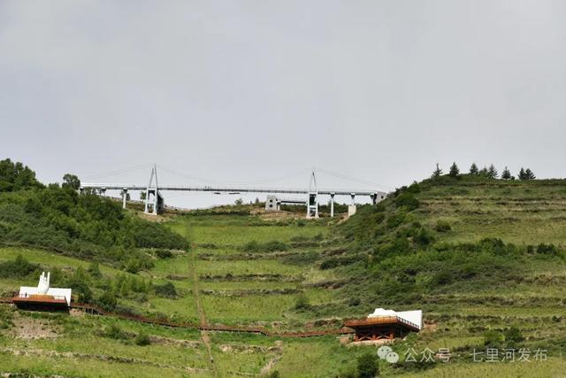 秋色泼墨石佛沟，双节共赴山林画卷
