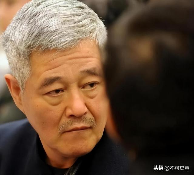 赵本山巅峰时期有多牛？怀抱美人都不算，还有女星当众下跪拜师