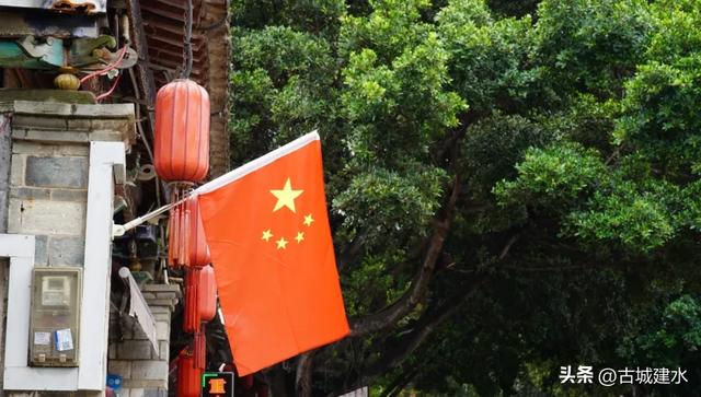 建水洋溢“中国红” 喜庆氛围迎国庆