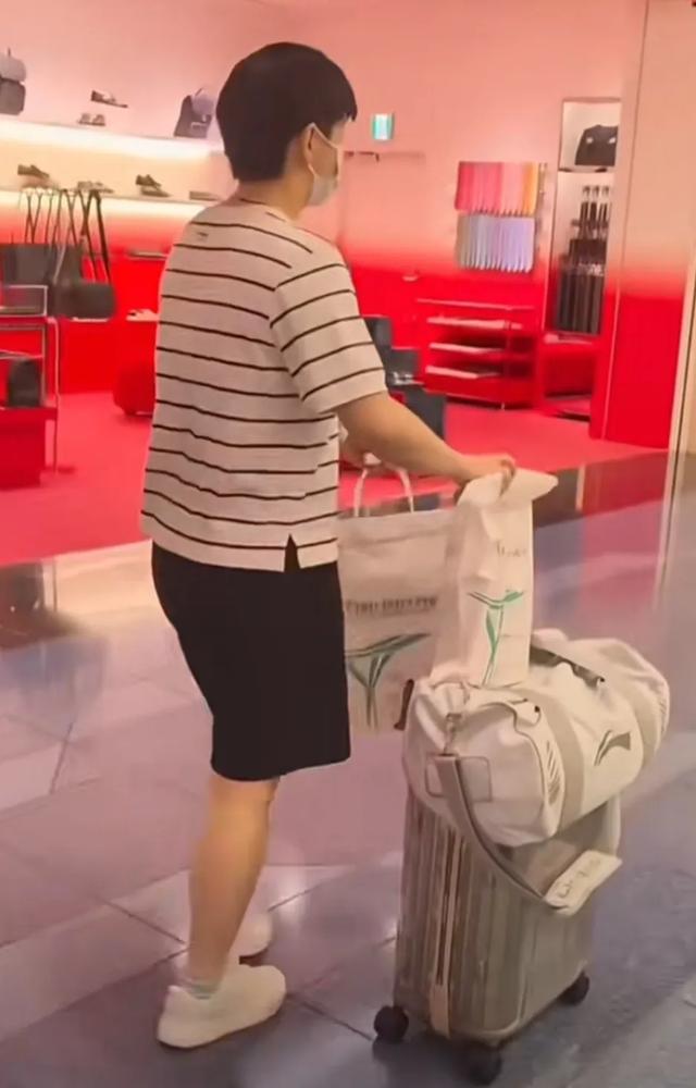 国乒日本返程北京，马琳一路最忙，请王楚钦签名，喊孙颖莎登机！