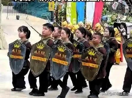 云南“小人国”:百名䄂珍人每天两场表演。