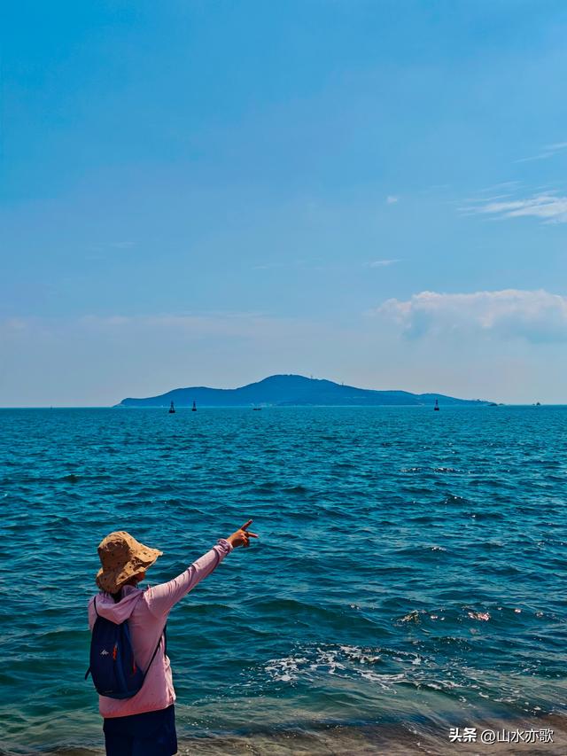 夏天过去了，秋天也过去了，我再也没有见过那个手捧狗尾草的男人