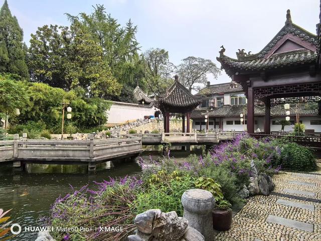 腾龙阁望汉江浩渺苍茫，古城头看襄阳心越千年。