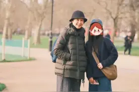 57 岁蒋雯丽被偶遇，为人亲切素颜状态好，曝为陪儿子读书常住英国图片