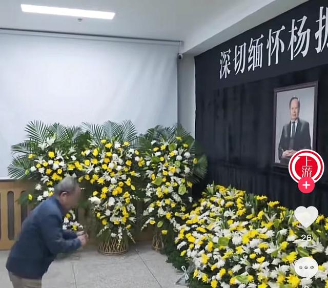 杨振宁遗体告别式现场：翁帆现身哭成泪人，群众排几十米长队！