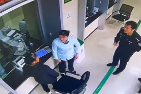 真警察对峙假“警察”：只因女子偏信“假警察”欲转账五万元至“安全账户”图片
