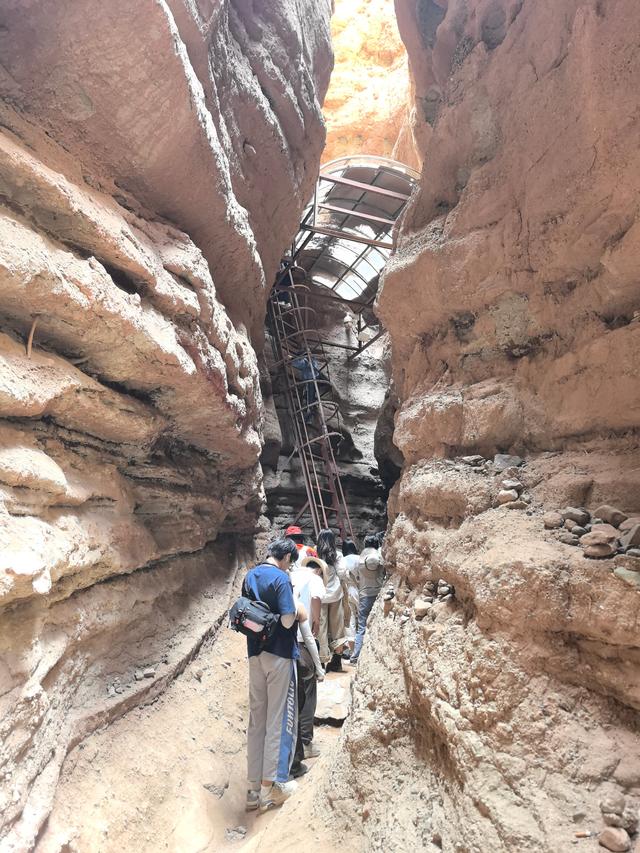 张掖平山湖大峡谷并无湖，却集丹霞雅丹峡谷地貌于一身，难得好景
