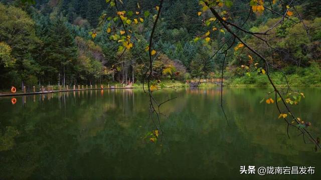 娥嫚泽荡措：一湖藏尽千年恋 山水为镜照逍遥