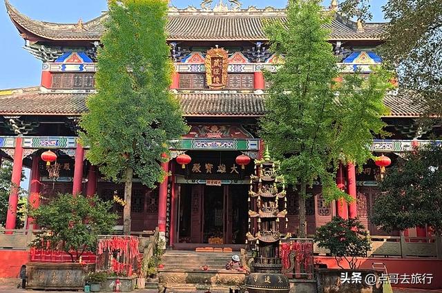 成都被严重低估的寺庙，大殿华丽庄重，让人吃惊不小，公交可直达