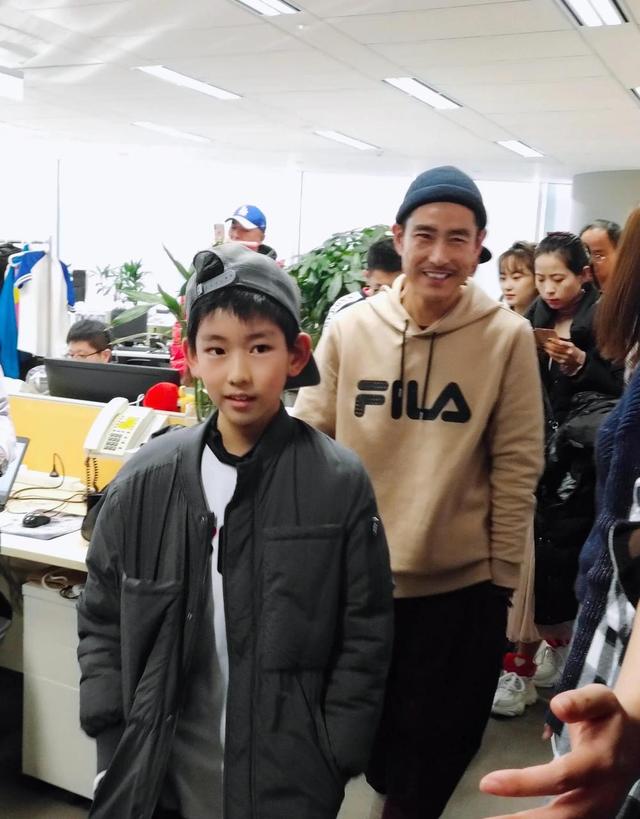 54岁凭央视大剧一夜爆火，如今又父子同台飙戏，17岁儿子比他还帅