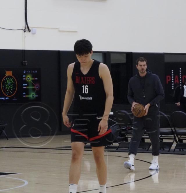 杨瀚森3个月增重16斤，副作用不会投篮了，训练9中3，自己都摇头