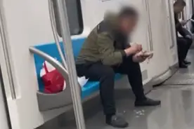 男子地铁车厢内吃饭 吐一地鱼骨头：下车时也没带走 零度观点：素质和骨头一起被吐在了地上图片