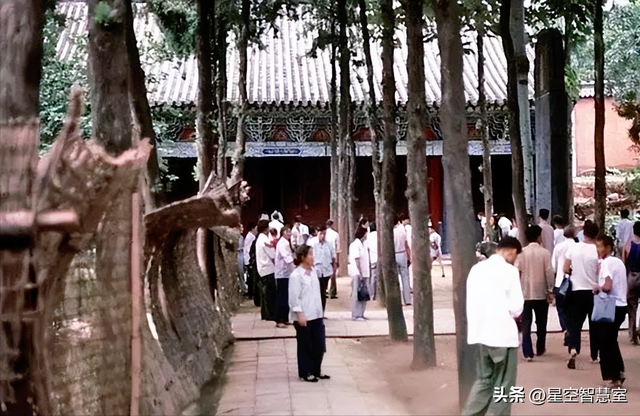 1985年少林寺，已经开始收门票，初显商业气息，美国游客拍下照片