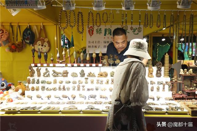 上海书展首设“夜市”，点亮书香与烟火气的夏夜