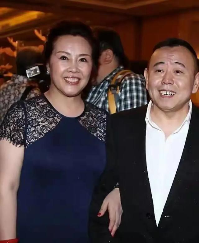 潘长江一家北京别墅宴客，餐厅大得像会所，妻子杨云罕见现身！