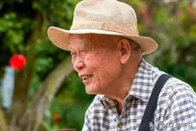 老年时，要避免以下“糊涂事”： 1、睡觉时不要放空凳子在床头图片