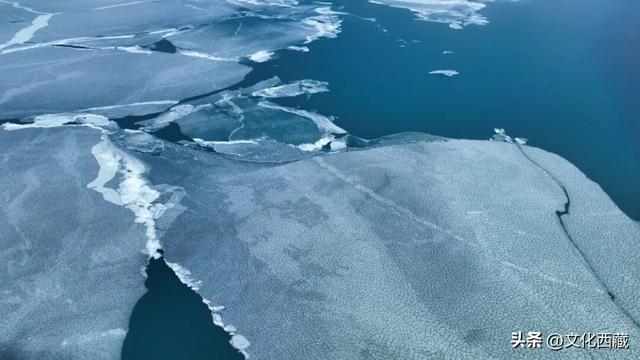 99%的人都错过的西藏最澄澈的湖泊！湖心冰裂瞬间太绝了！