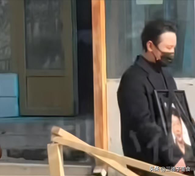 罗晋父亲葬礼现场曝光，罗晋抱遗照神情哀伤，唐嫣在身后全程陪伴