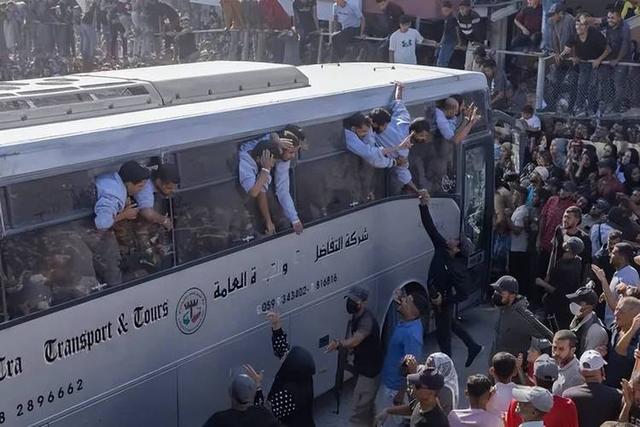 释囚比游客还潇洒！154人住五星级酒店，奢靡享乐资金来源成谜