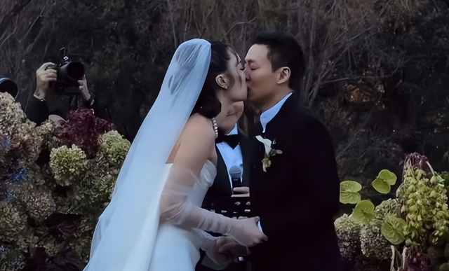 霍启仁举行婚礼，大嫂郭晶晶缺席，让人讨厌的事情发生了