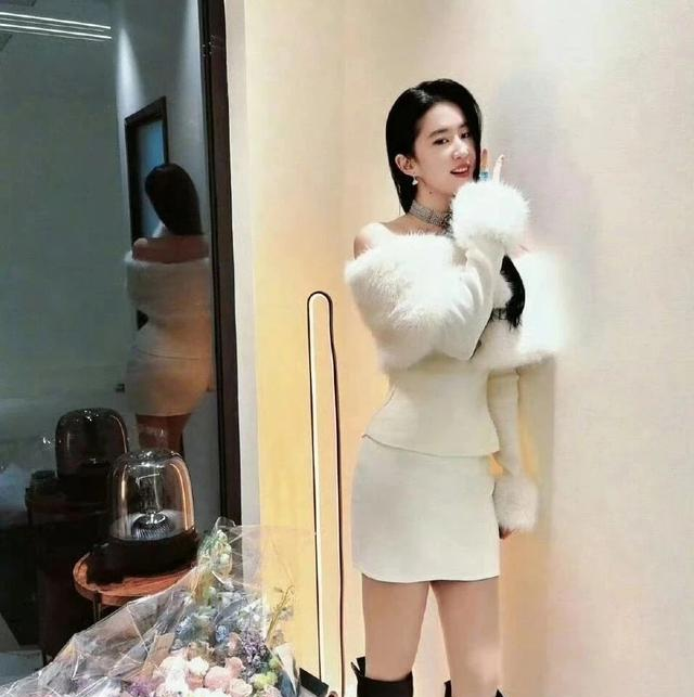 刘亦菲在家玩自拍，不料被镜子“出卖”了，网友直呼：好女人啊！