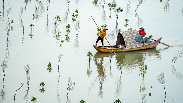 10月会安遭洪水漫城！游客水中放河灯，当地人却一脸淡定