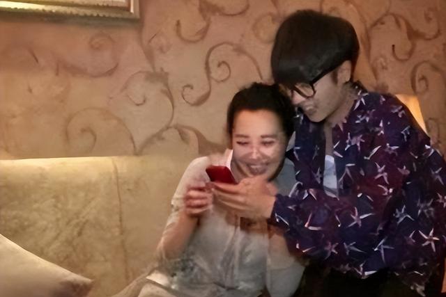 她一生“风流成性、老少通吃”，撩汉无数，至今54岁却依旧单身