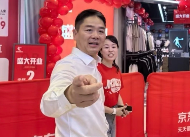 刘强东回老家，凌晨1点喝到脸通红，穿拖鞋做鬼脸，乡亲帮洗房子