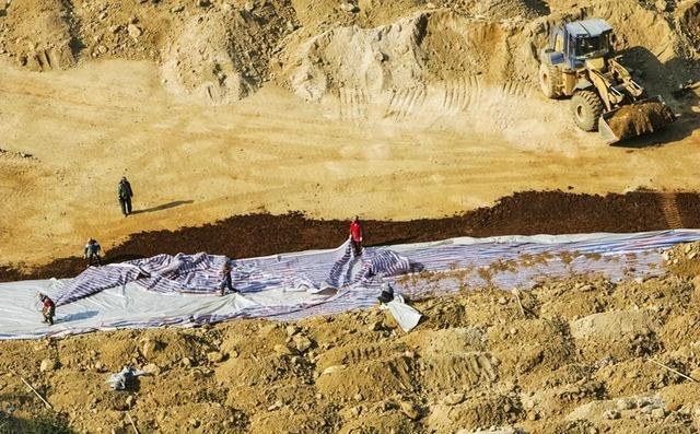 中国不给稀土，美议员连出3招：再不拿来，就不让中国航班落地