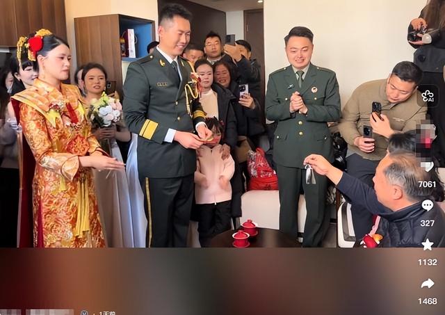 升旗手张自轩结婚，妻子颜值高，岳父赠奥迪给银行卡，实力不简单