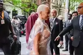 太刺眼了，巴黎世家惊艳推出塑料包装袋新衣！图片