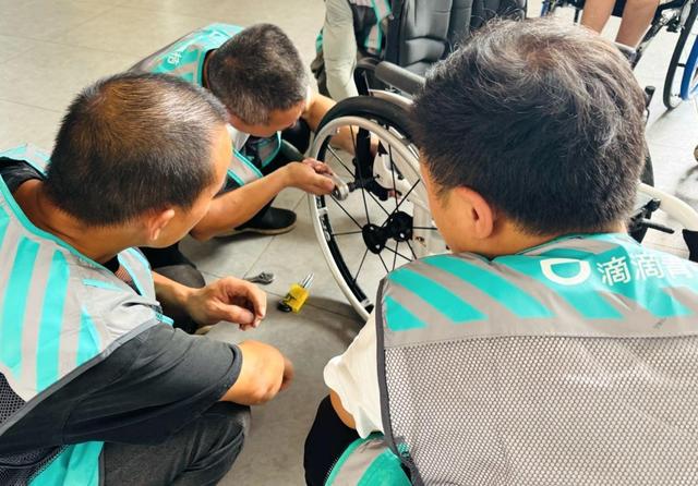 易拉罐巧变“修轮神器” 滴滴青桔师傅解锁跨界新技能