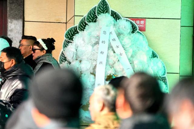 何晴告别仪式临时开放，影迷排队道别，六小龄童、唐国强等送来挽联，儿子追忆：在我心里北京初雪为妈妈而下