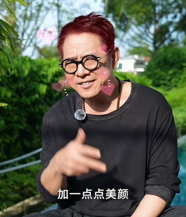 62岁李连杰带小女儿游九华山，不敢开美颜，缩着脖子走路老态龙钟