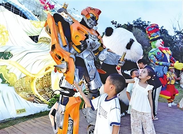 凭来青登机牌半价逛灯会 外地游客“晒”专属福利 游园赏灯寻光影韵味