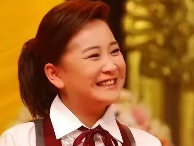 瘦到脱相？43岁的贾玲罕见露面，脸跨不平、又瘦又"颓"，令人唏嘘