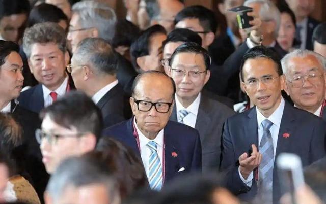 2909亿身家有何用？97岁的李嘉诚无力回天，两个60岁儿子已成心病