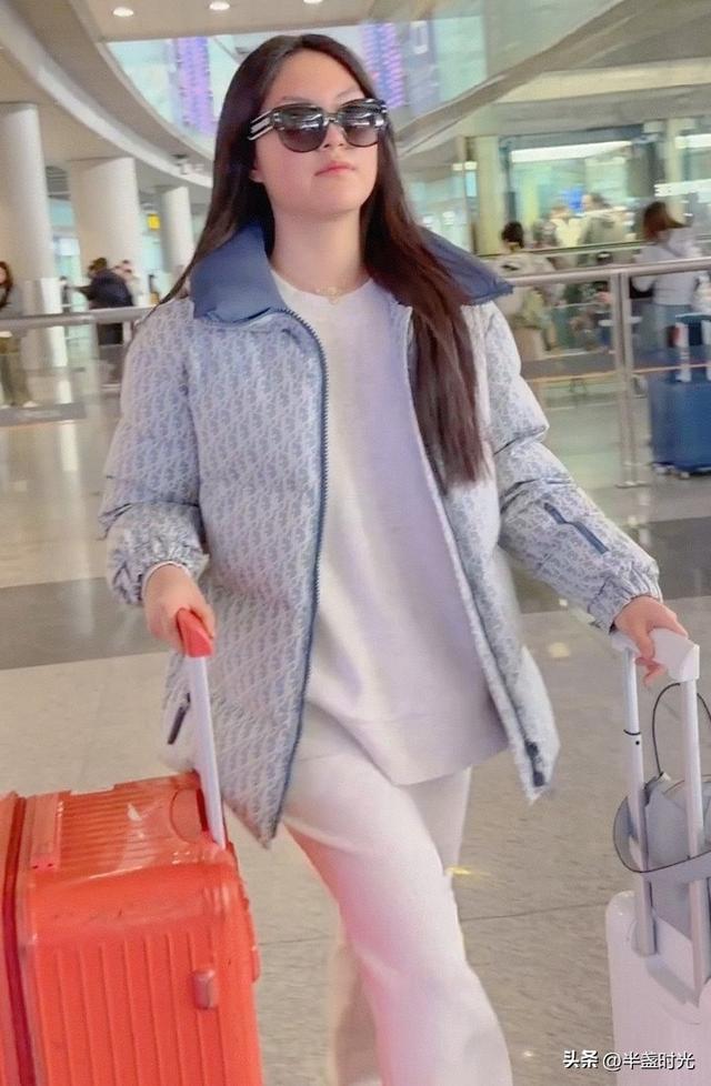 李湘女儿王诗龄在机场被偶遇，她推着两个行李箱，姿势好像妈妈啊