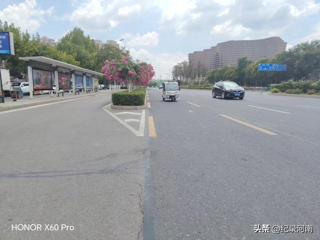 信华建国酒店和新城吾悦广场，如同商丘市中心城区的两颗璀璨明星