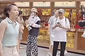 陈芋汐迎19岁生日！在上海城隍庙录节目，穿汉服太美了，端庄大方图片