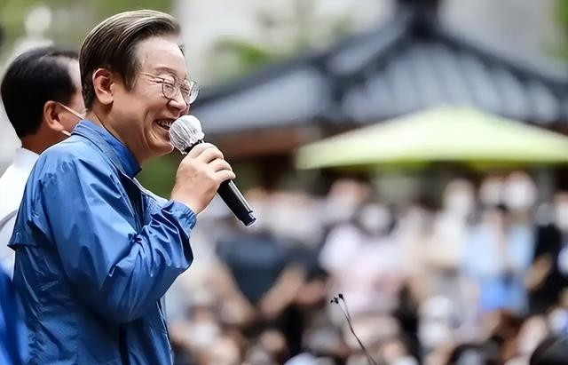 李在明突然下令，决定对华试行免签，特朗普反手一耳光，大量韩国民众被抓，美国出招搅局