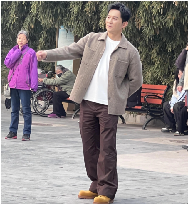 北京公园偶遇李晨，46岁依旧帅气逼人，大妈们热情围观！