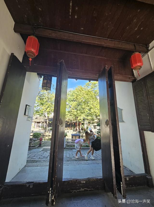 水乡周庄的古石桥，横亘数百年，来往数百年，溪流数百年