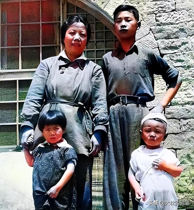 李鹏总理与女儿在一起的罕见留影，笑容灿烂喜笑颜开，温暖又温馨