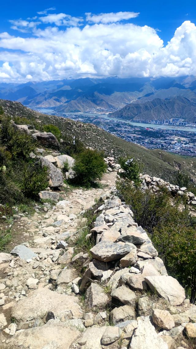 爬拉萨哲蚌寺后山，从海拔3600米到山顶5300米，上下20公里