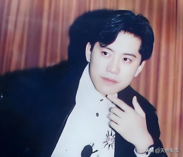 他8次上春晚，作死被捕入狱	，今54岁无人问津，老搭档也断了联系