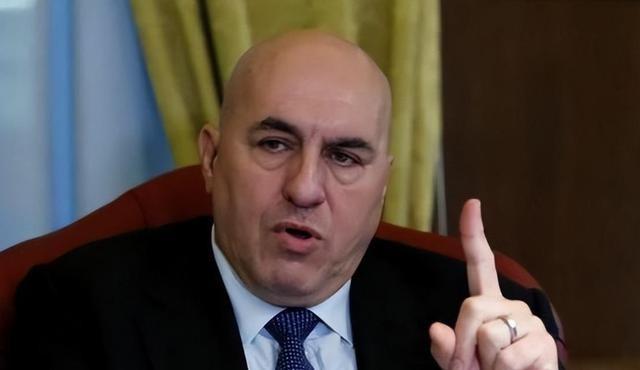 中方话音刚落，特朗普通告全世界：税率加到200%！首个牺牲国出现